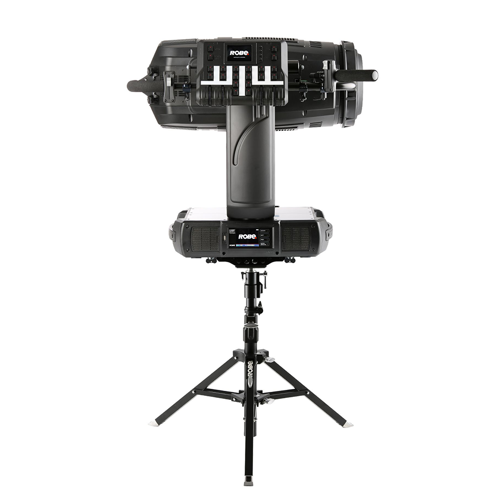 Robe – iFORTE LTX LightMaster Side a moving head fixture on top of a stand with a follow spot attachment allowing for manual control. 