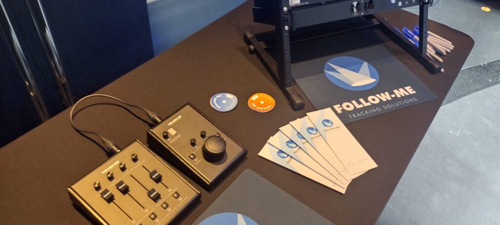 Follow-Me Control surface displayed along with leaflets